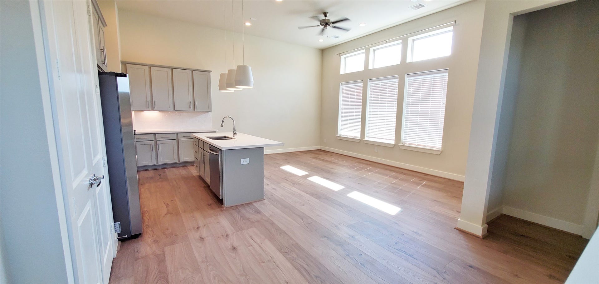 2980 Alice Street, Houston, TX 77054 Kitchen open to living room. Higch ceilings and lots of natural light