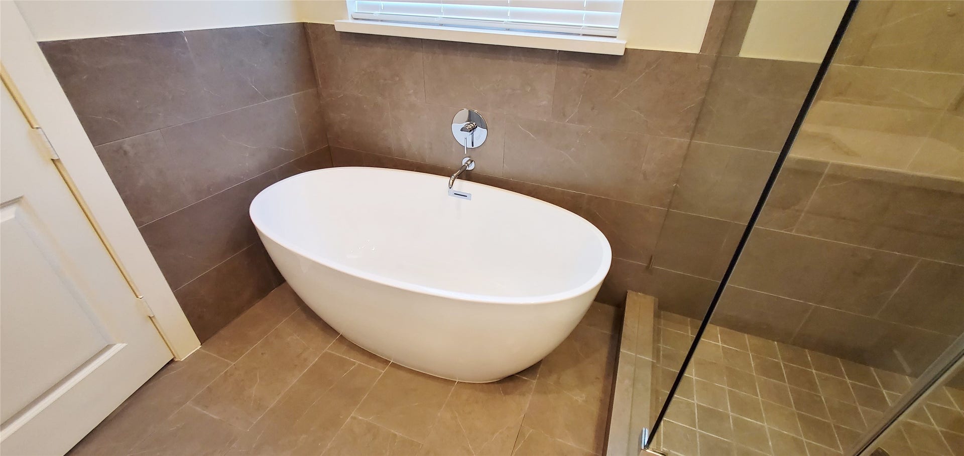 2980 Alice Street, Houston, TX 77054 Primarey bathroom with soaking tub.