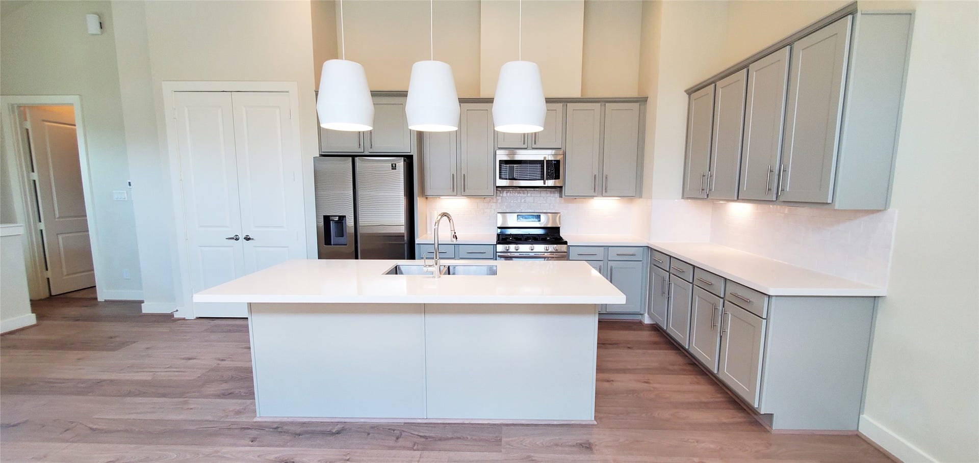 2980 Alice Street, Houston, TX 77054 Large kitchen with island overlooking family room and dining area.