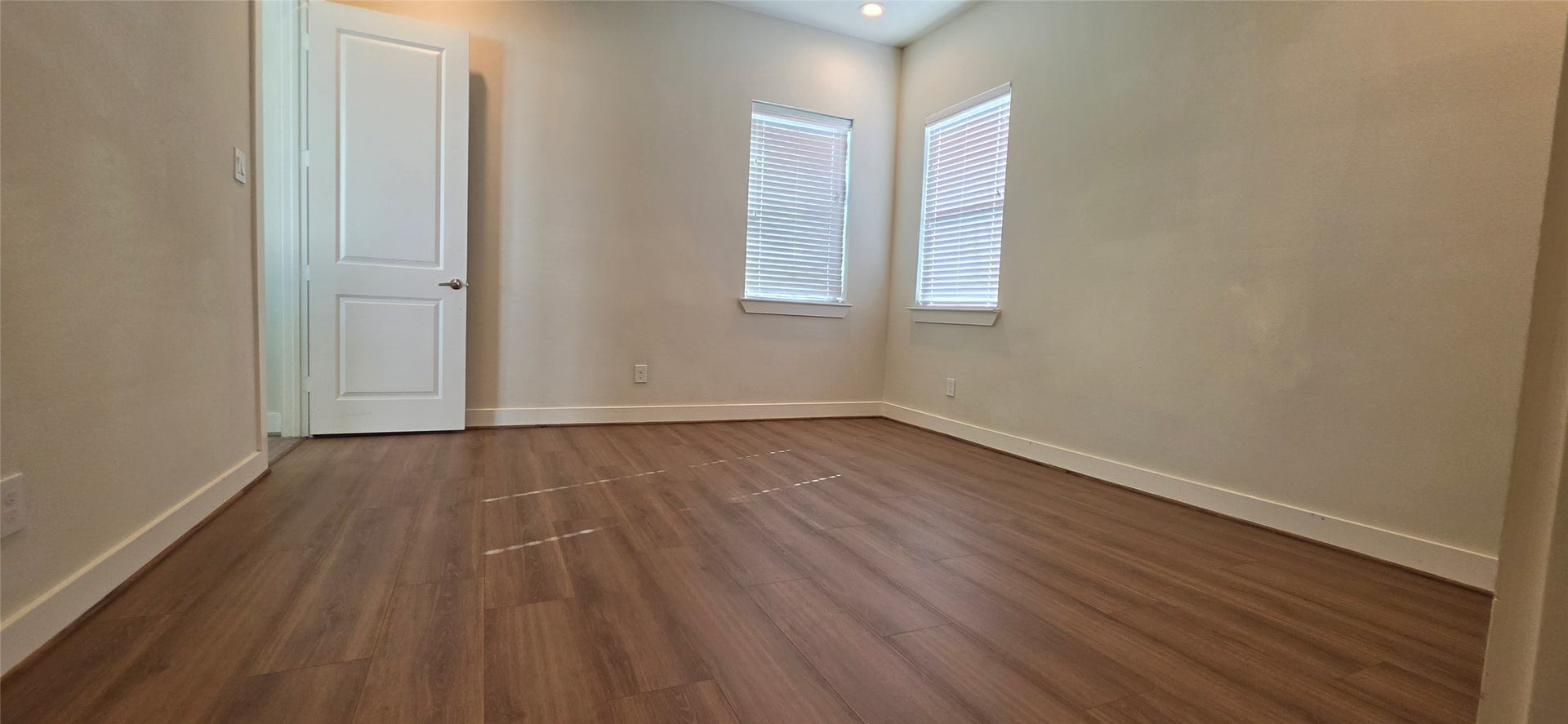 2980 Alice Street, Houston, TX 77054 Primarey bedroom with laminate floors