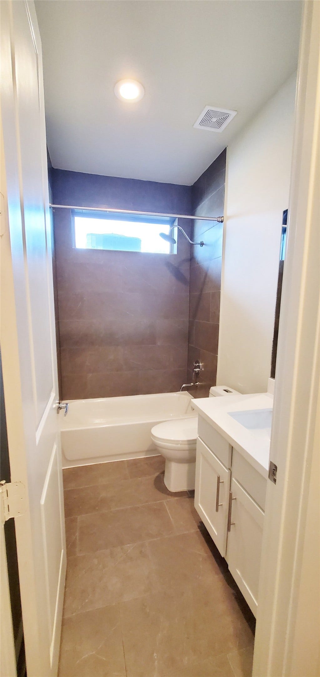 2980 Alice Street, Houston, TX 77054 Secondary bathroom downstairs between the 2 bedrooms.