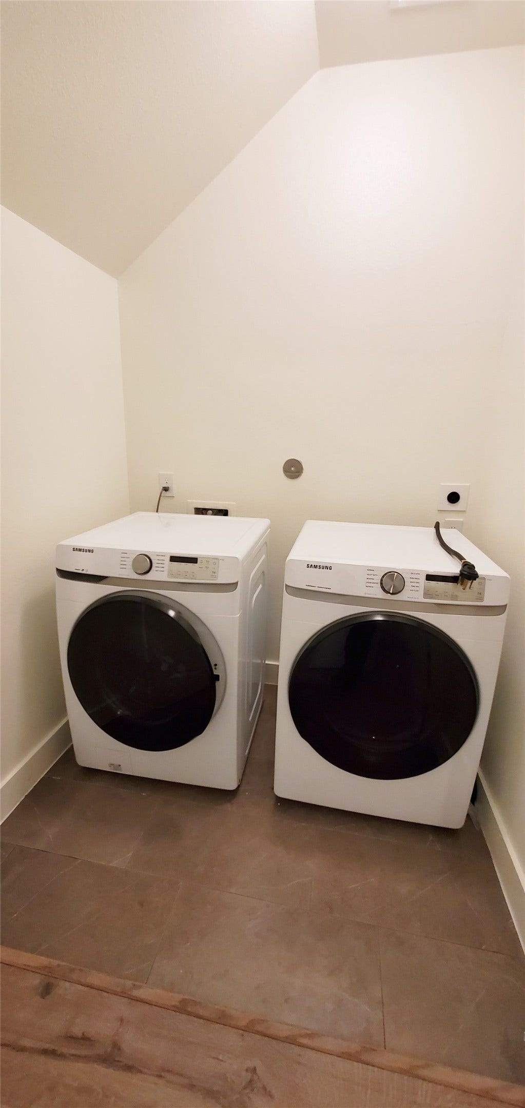 2980 Alice Street, Houston, TX 77054 Utility room in the house. Washer and Dryer included.
