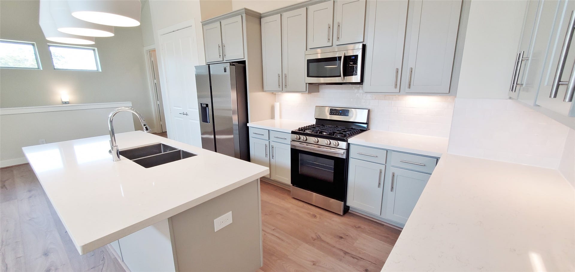 2980 Alice Street, Houston, TX 77054 Large kitchen with island overlooking family room and dining area.