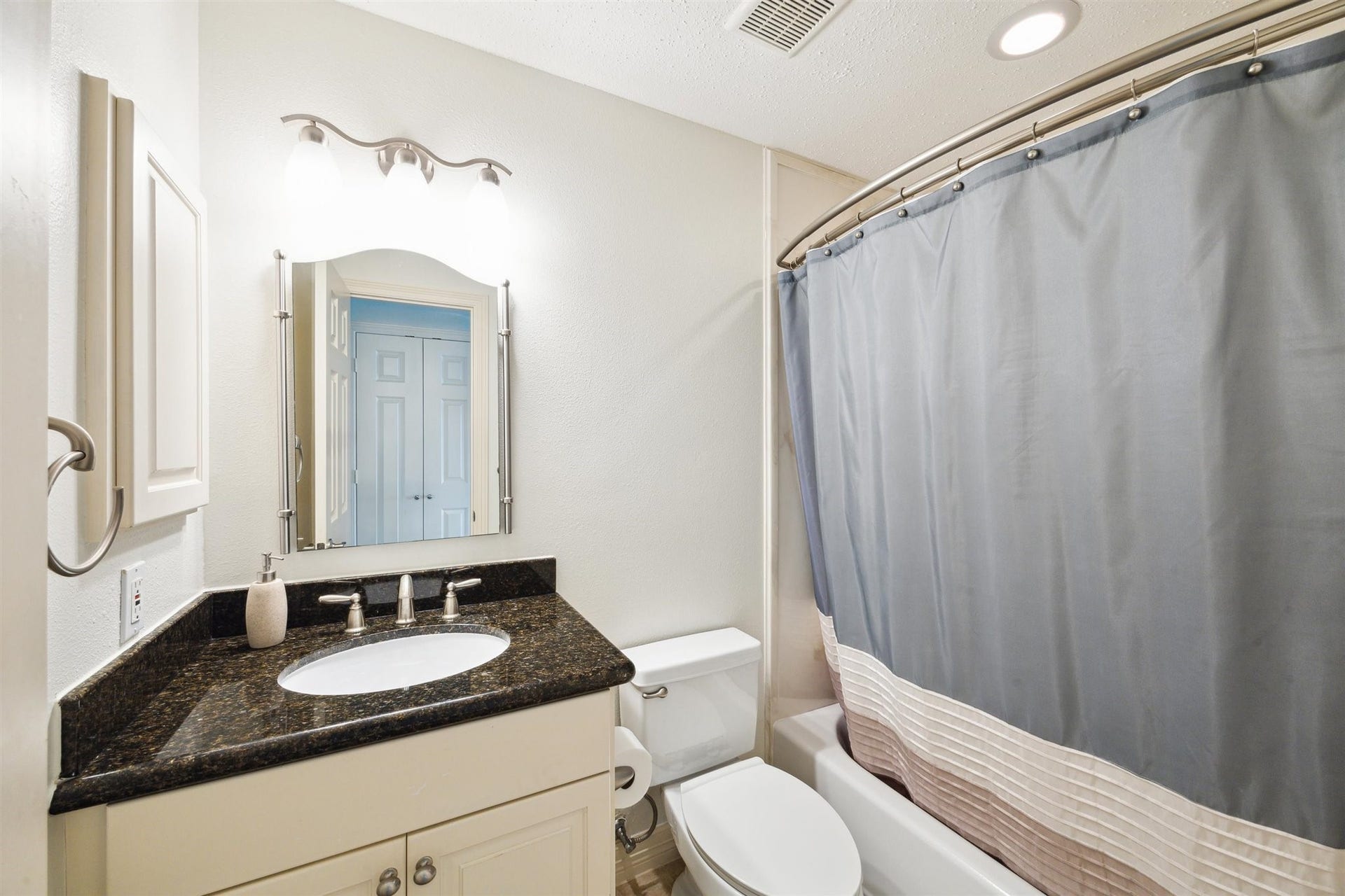 223 Easterly Drive, Tiki Island, TX 77554 223 Easterly Drive, Tiki Island, TX 77554