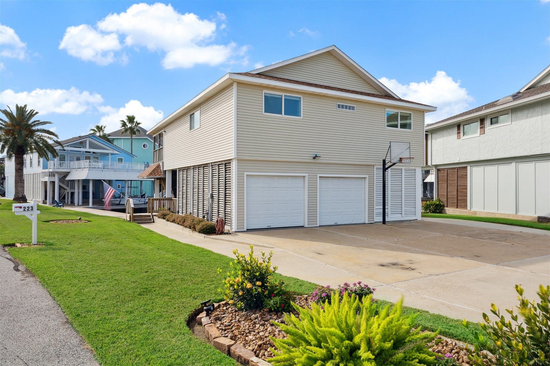223 Easterly Drive, Tiki Island, TX 77554 223 Easterly Drive, Tiki Island, TX 77554