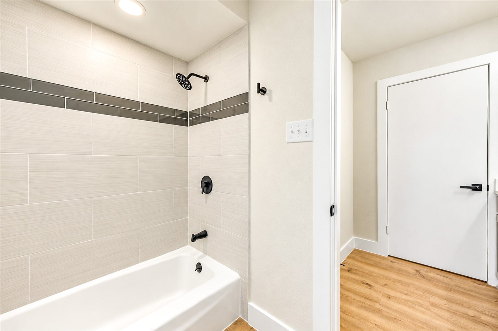 10607 Del Monte Drive, Houston, TX 77042 Beautifully remodeled tub and shower surround showcases elegant 12x24 porcelain tile with decorative glass mosaic inserts, complemented by all-new plumbing fixtures and contemporary finishes. Home features all-new PEX plumbing throughout!