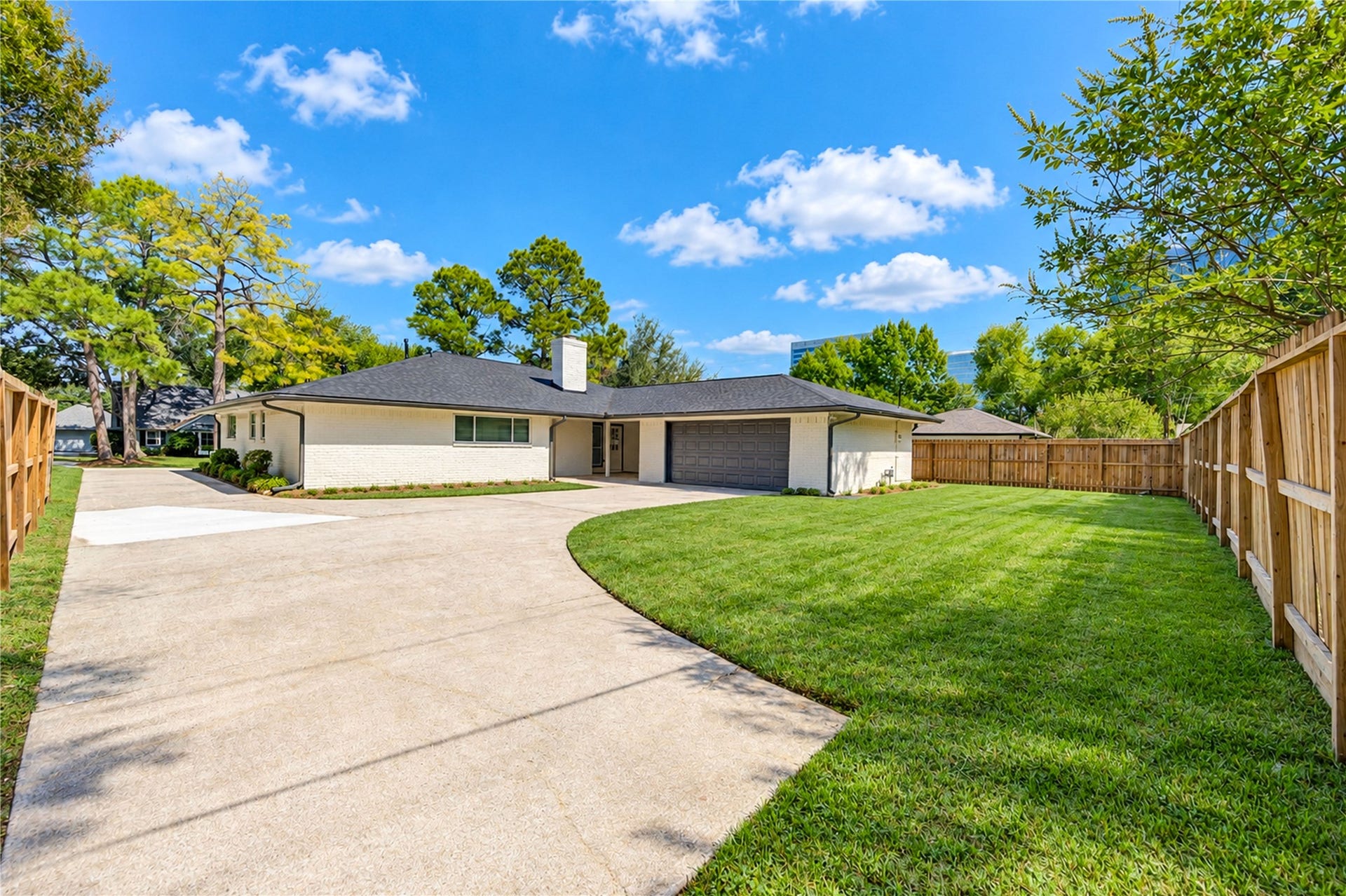 10607 Del Monte Drive, Houston, TX 77042 Impressive extended concrete driveway provides abundant additional parking and convenient access to the detached garage. A sidewalk also provides access around the home!