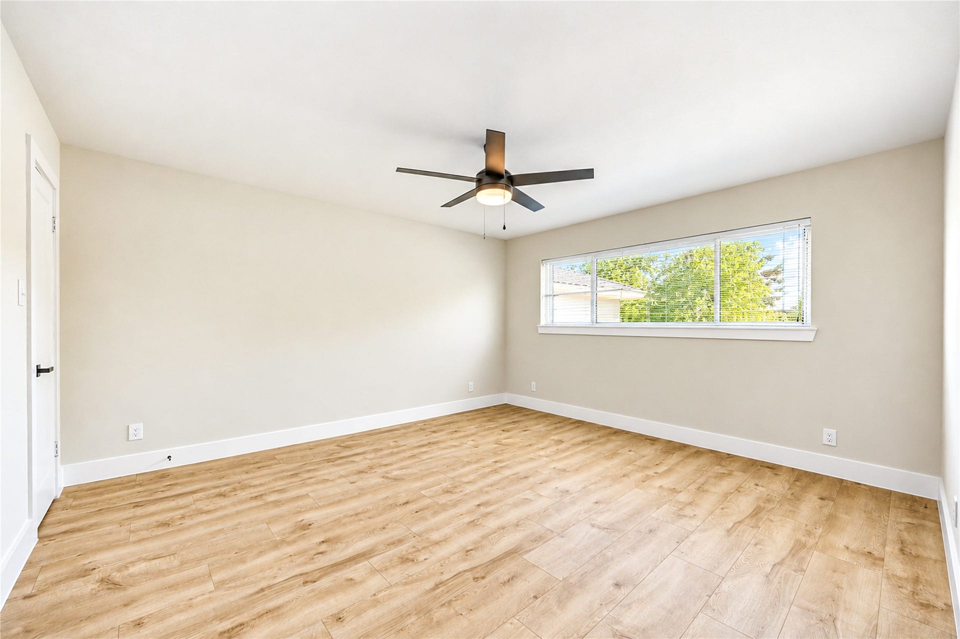 10607 Del Monte Drive, Houston, TX 77042 Spacious primary retreat features new wide-plank engineered wood flooring, a contemporary ceiling fan, abundant natural light, and TWO walk-in closets!
