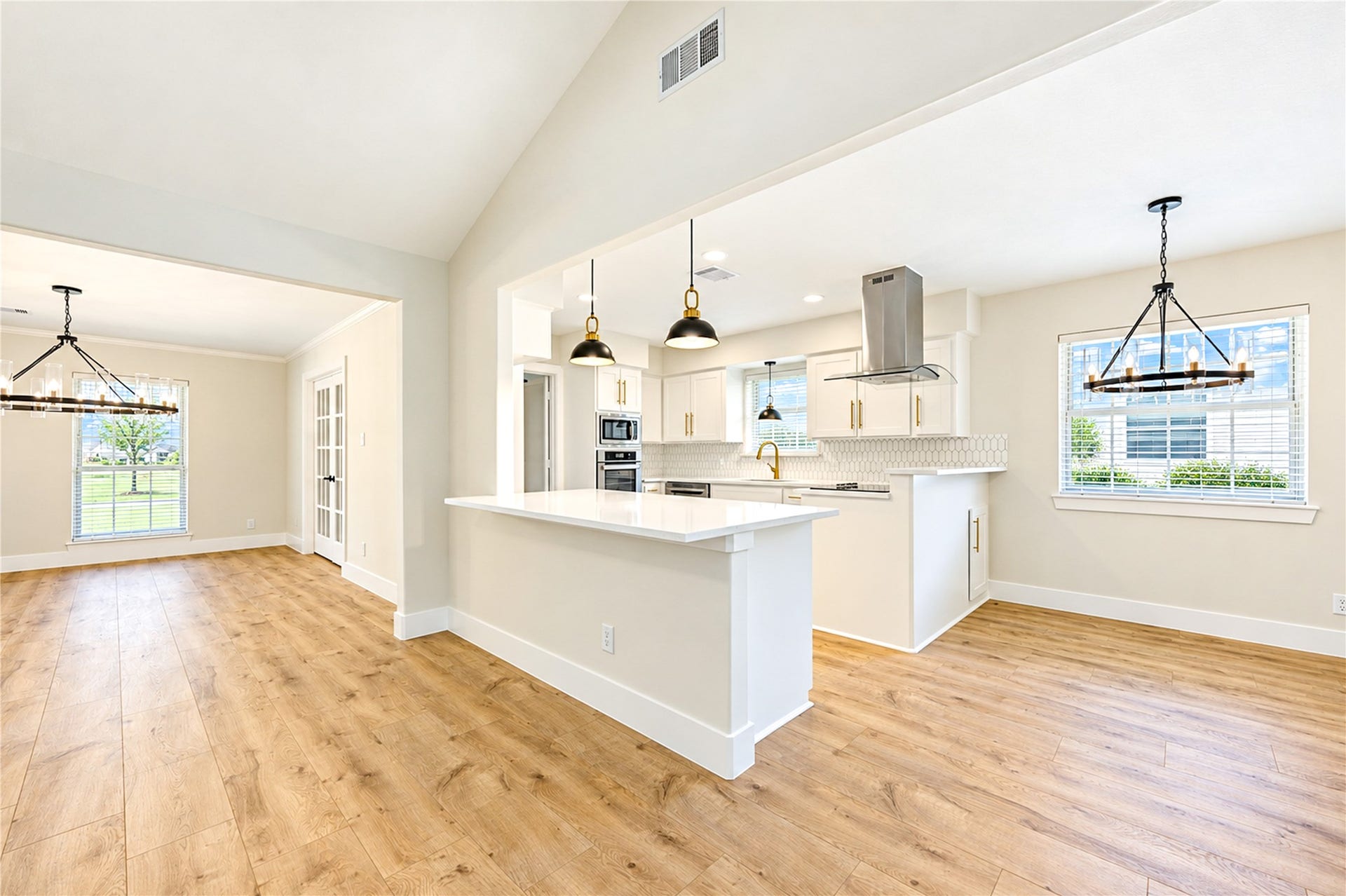 10607 Del Monte Drive, Houston, TX 77042 Beautifully designed open-concept layout connects the kitchen and family room, with generous breakfast bar seating and stylish designer pendant lighting.
Copy