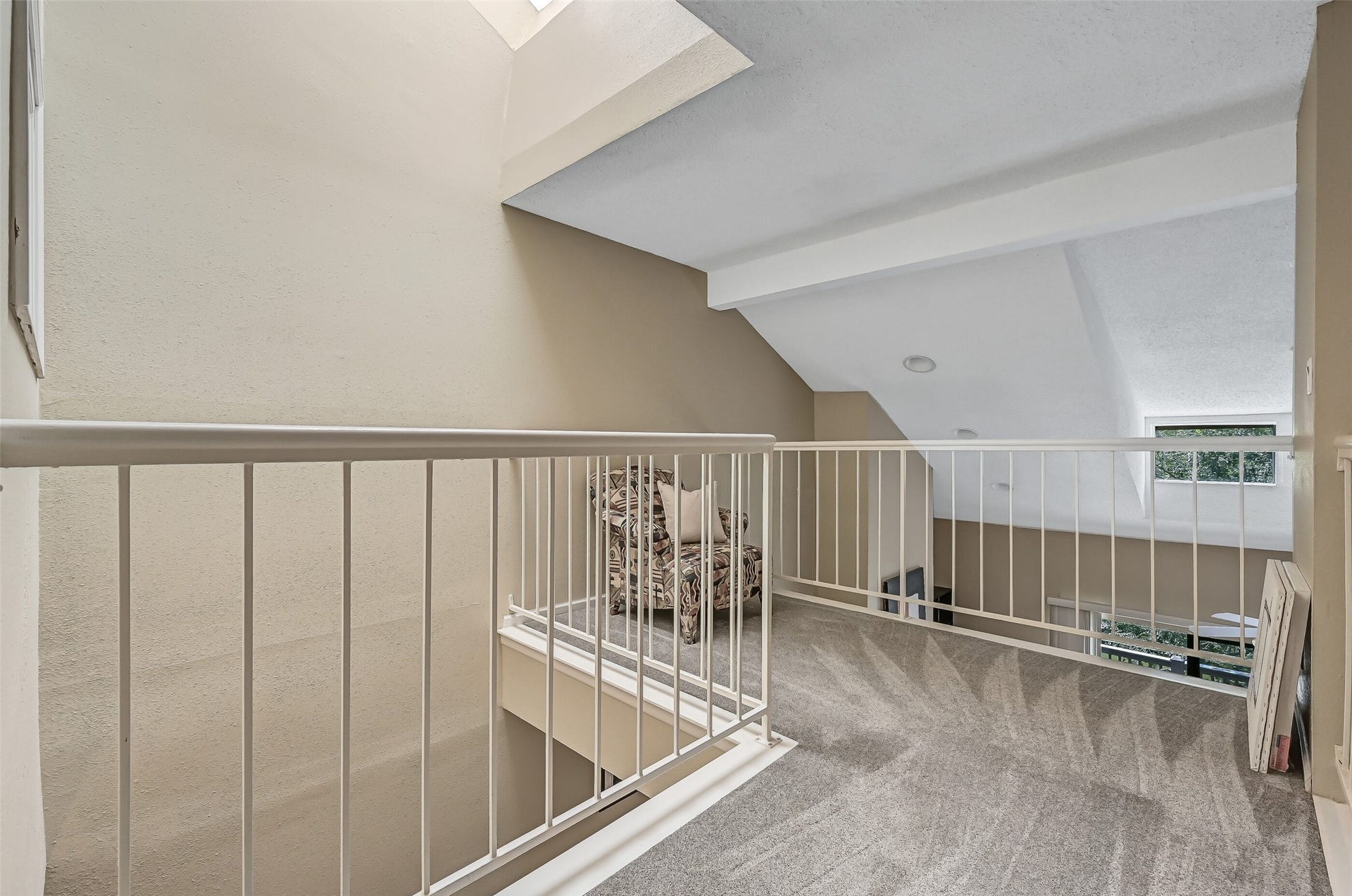 18214 Bal Harbour Drive, Nassau Bay, TX 77058 The third-floor loft overlooks the soaring living room & formal dining area below, with natural light filtering in through the upper windows and skylight. Featuring upgraded carpeting, recessed lighting & nearby built-in shelving, this flexible space offers a cozy spot for reading, a home office or a creative retreat.
