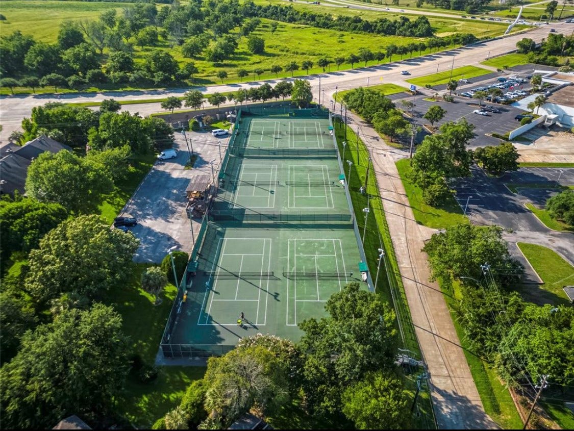 18214 Bal Harbour Drive, Nassau Bay, TX 77058 Tennis enthusiasts will appreciate Windemere Racquet & Swim Club's six USTA-regulation courts! Located within Bal Harbour, the club offers year-round men's, women's & mixed leagues, organized competitions, tournaments and tennis instruction. A great recreational amenity with an active social calendar!