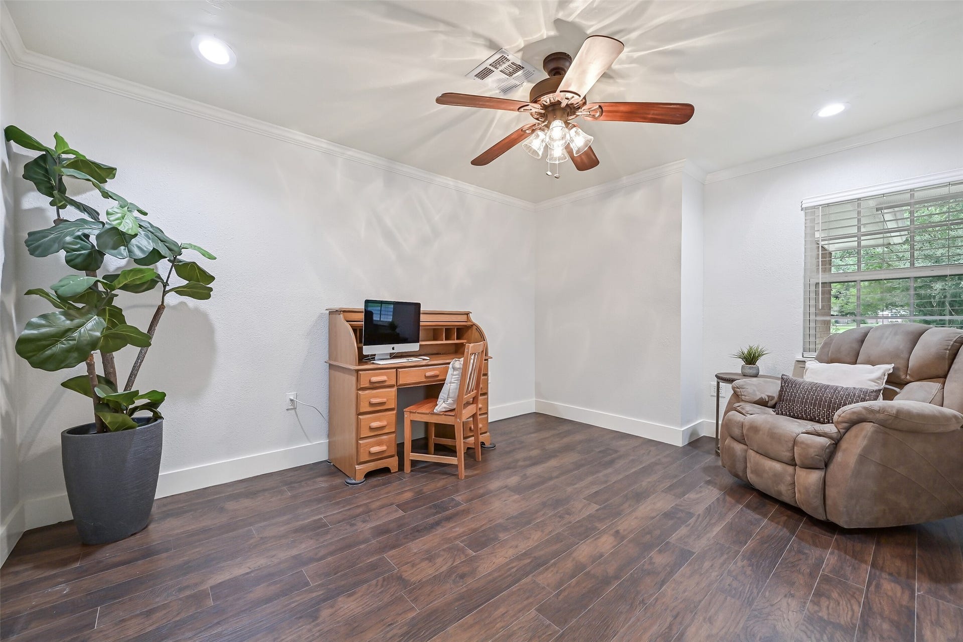 5403 Carmona Lane, Pearland, TX 77584 A second view highlights the generous proportions of this versatile front room, along with a pair of front-facing windows that bring in natural light. Luxury vinyl plank flooring, oversized baseboards, crown molding & recessed lighting carry through the freshly painted interior.