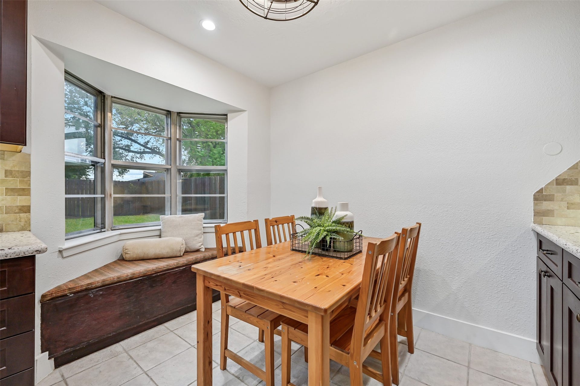 5403 Carmona Lane, Pearland, TX 77584 The 7' x 12' breakfast room is tucked beside a wide bay window overlooking the backyard and features a built-in window seata charming spot for extra seating or a sunny reading perch. Tile flooring, recessed lighting & a contemporary fixture define the dining area.