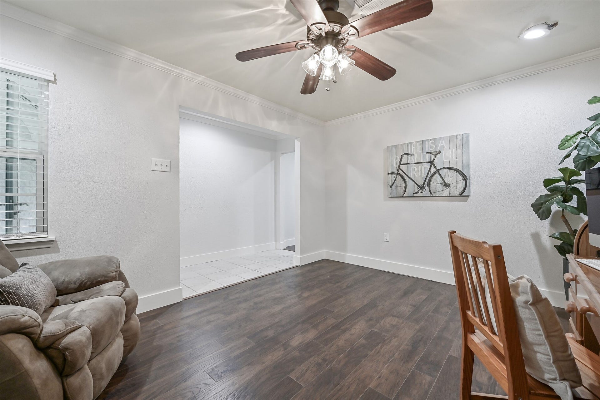 5403 Carmona Lane, Pearland, TX 77584 Just off the foyer, this 13' x 11' flex room easily adapts as a private home office, formal dining room or additional sitting space. Luxury vinyl plank flooring, fresh neutral paint, crown molding, recessed lighting & a lighted ceiling fan complete the space.