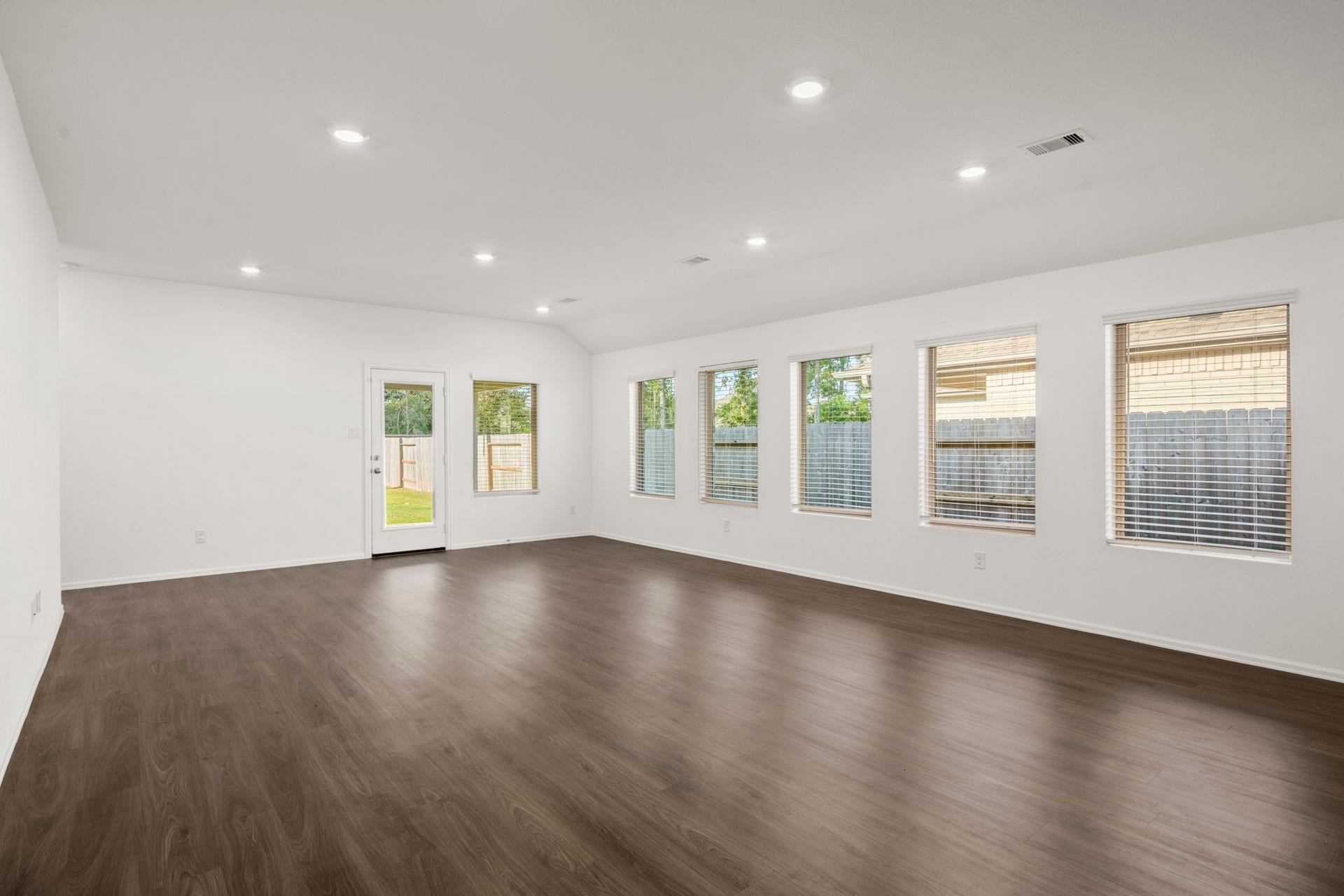 23527 Marble Pass Trace, New Caney, TX 77357 Huge living room and dining area
