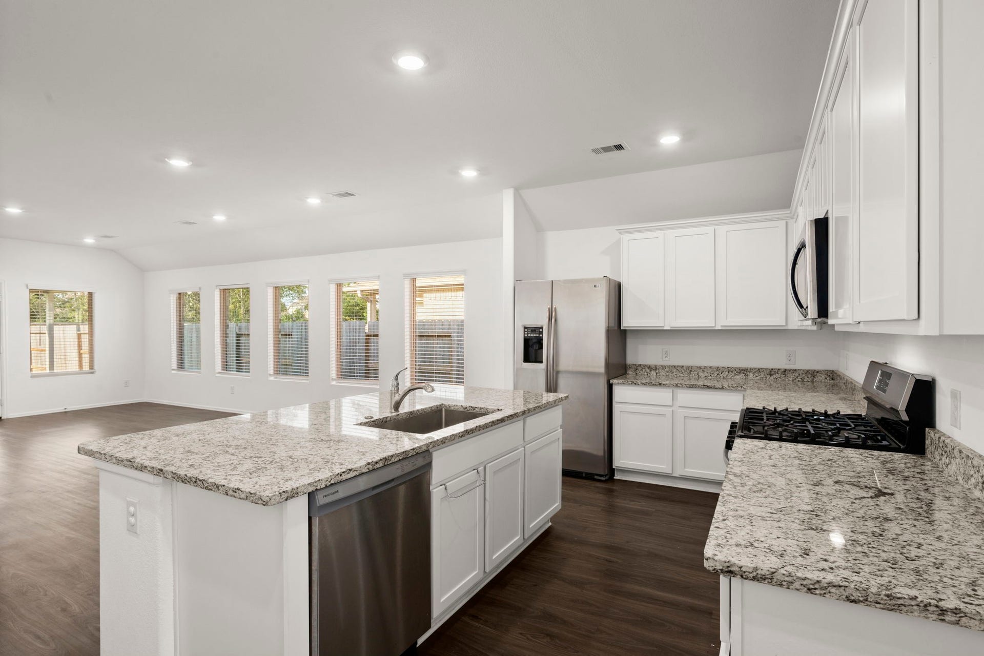 23527 Marble Pass Trace, New Caney, TX 77357 Open Kitchen to Dining room and living room