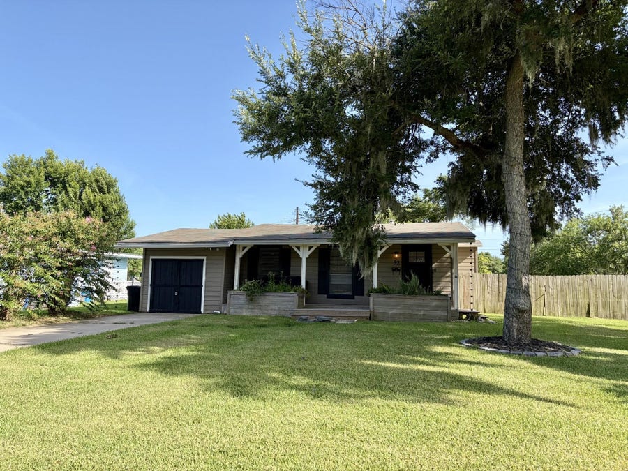 Property photo for 52 Periwinkle Court, Lake Jackson, TX