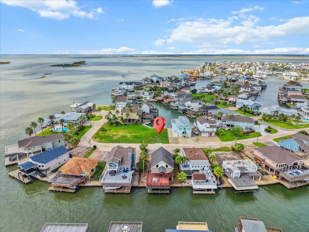 135 Tamana Dr, Tiki Island, TX 77554 135 Tamana Dr, Tiki Island, TX 77554