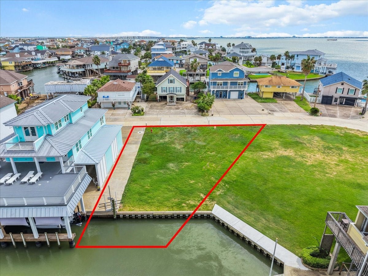 135 Tamana Dr, Tiki Island, TX 77554 Red line is estimated buyer must confirm