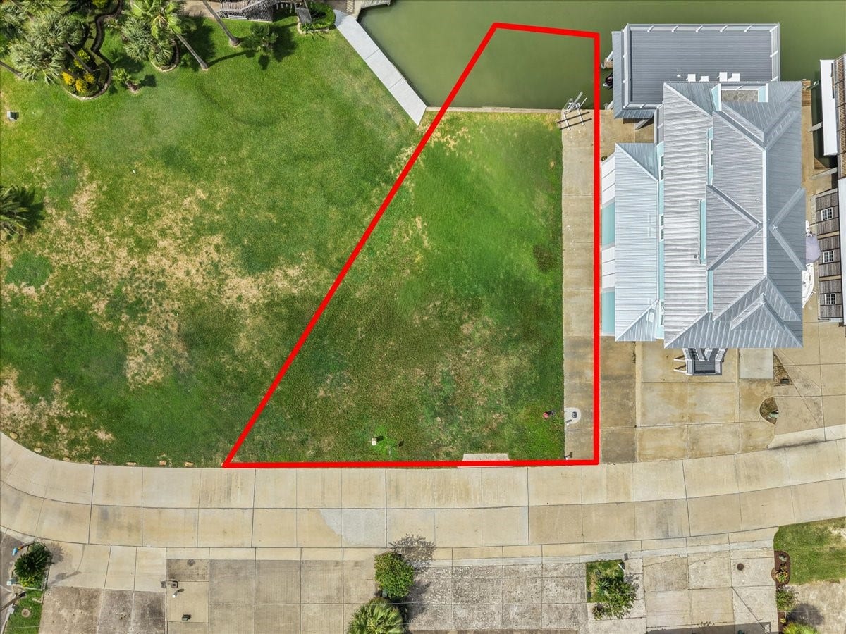 135 Tamana Dr, Tiki Island, TX 77554 Red line is estimated buyer must confirm