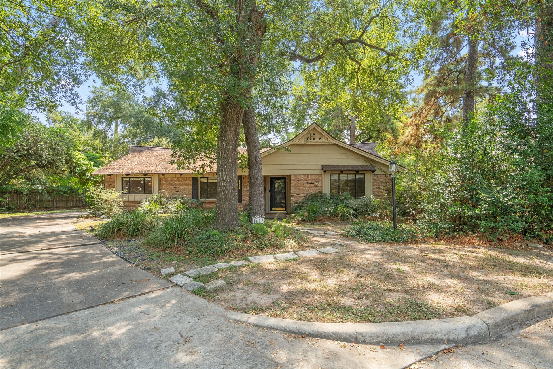 1602 Peer Drive, Houston, TX 77043 The crown jewel of the cul-de-sac