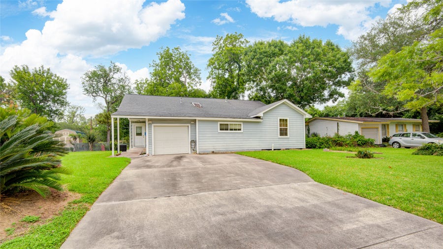 Property photo for 117 Camellia Street, Lake Jackson, TX