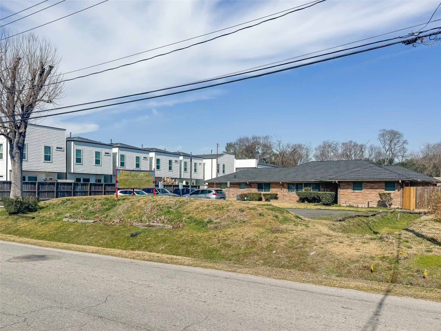 Property photo for 719 E Whitney Street, Houston, TX