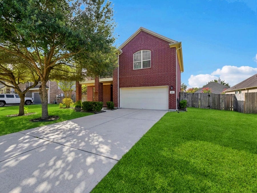 Property photo for 811 Arlington Pointe Drive, League City, TX