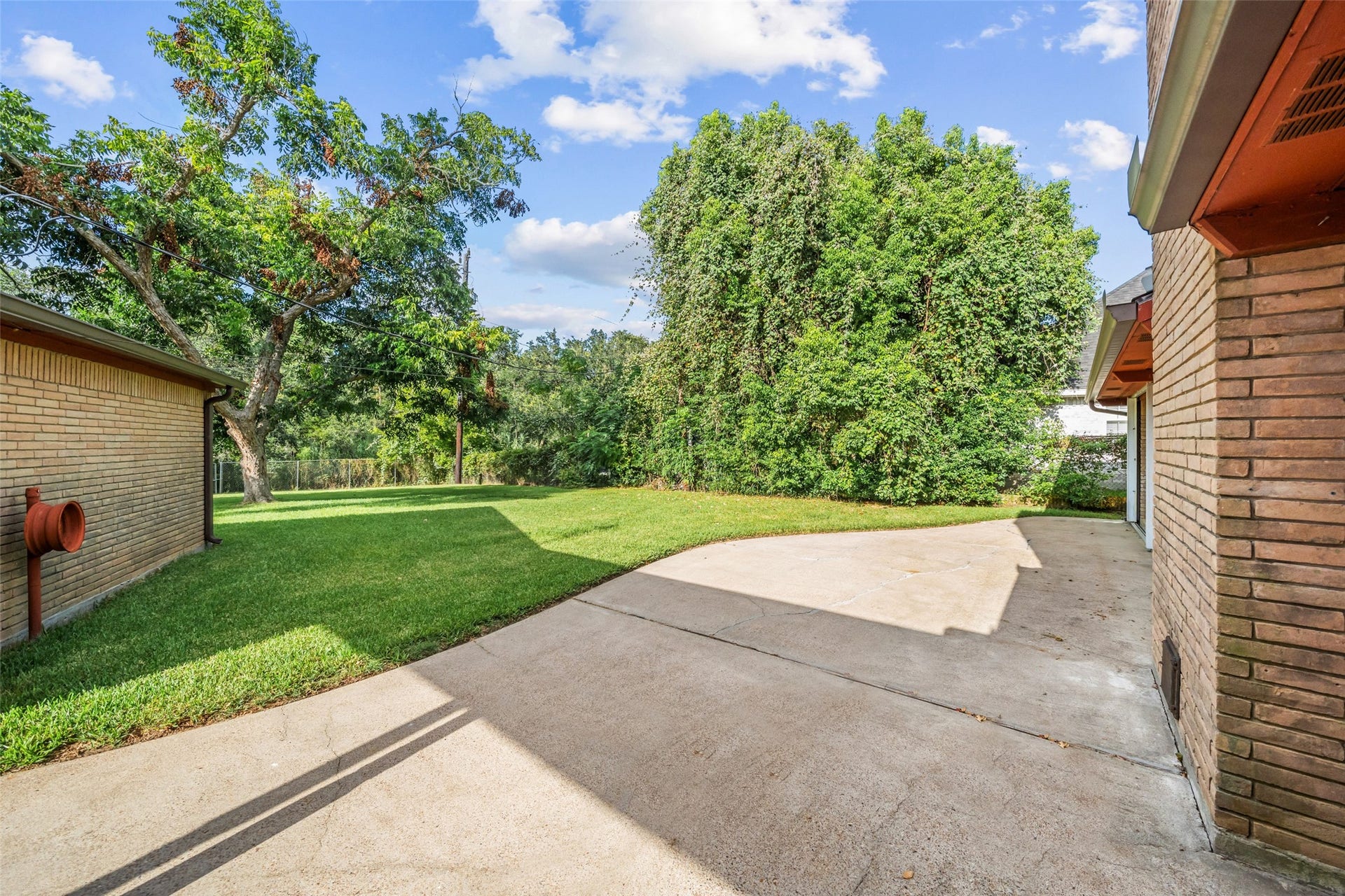7714 Pecanwood Street, Hitchcock, TX 77563 Look at the size of this patio! Plenty of room for your outdoor patio table, porch swing, and barbecue. Patio is just off of the kitchen, so you can easily entertain friends and family for your backyard get togethers.