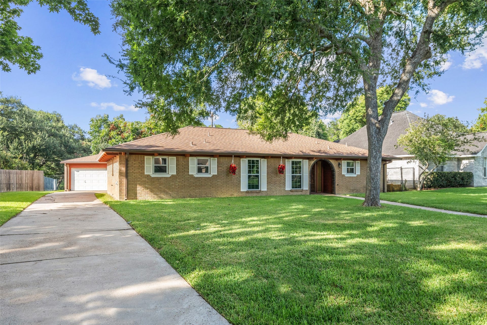 7714 Pecanwood Street, Hitchcock, TX 77563 Fully brick home with an extended driveway and detached garage. Quiet, low-turnover neighborhood that is 5 min to I45, 10 min to HEB, Lowes, 20 min to 3 Malls and Galveston Beach.