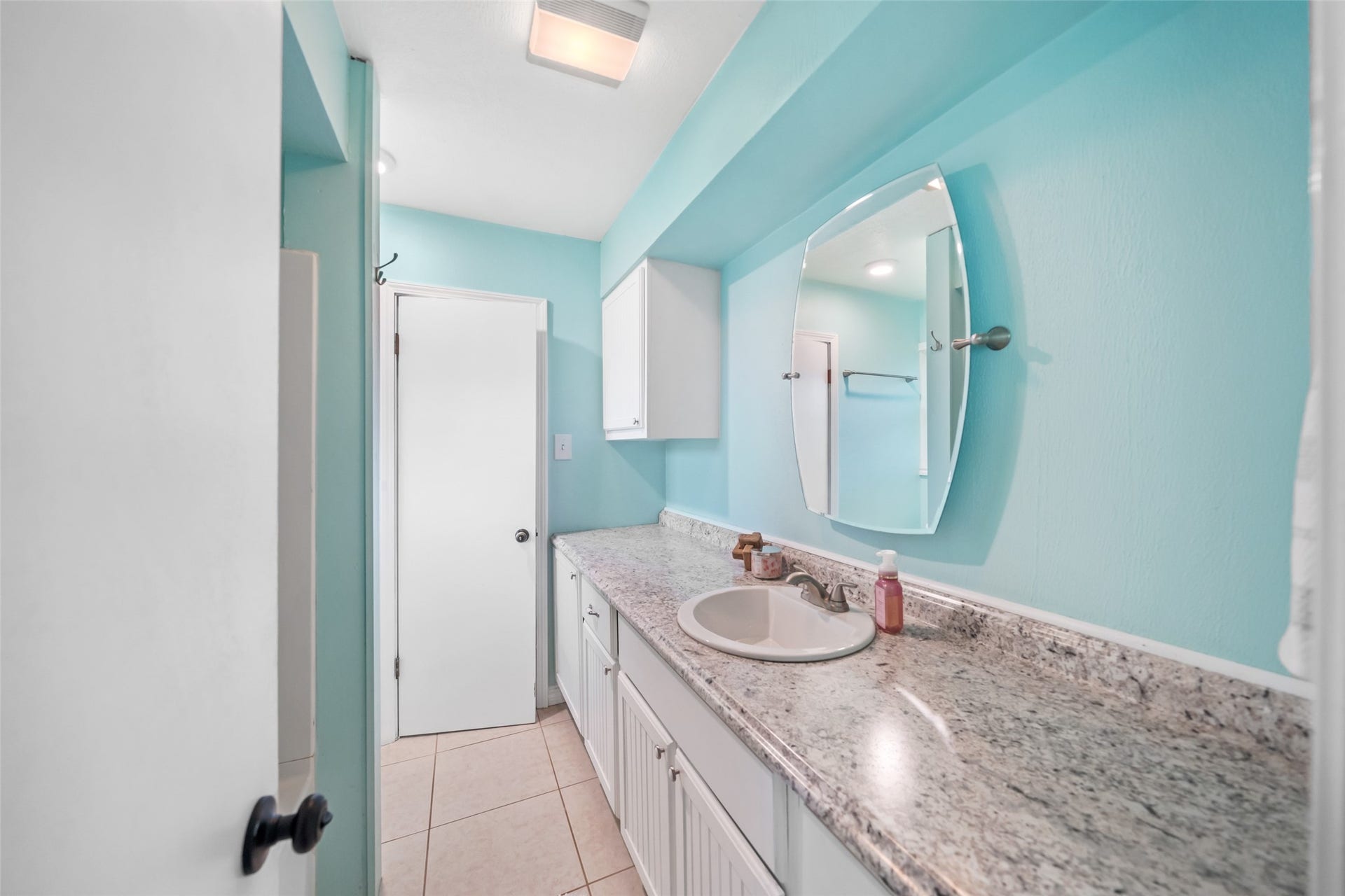 7714 Pecanwood Street, Hitchcock, TX 77563 Extra length countertop and cabinet in this full four-piece bathroom!! You will have plenty of space to store everything you need!