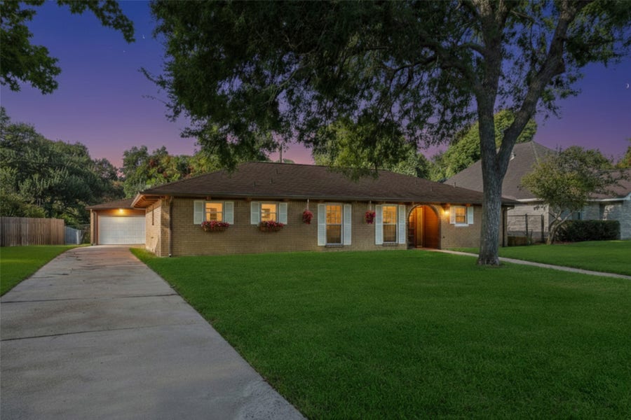 Property photo for 7714 Pecanwood Street, Hitchcock, TX