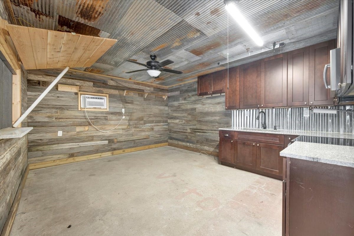 POOL HOUSE WITH FULL KITCHEN AND BATHROOM