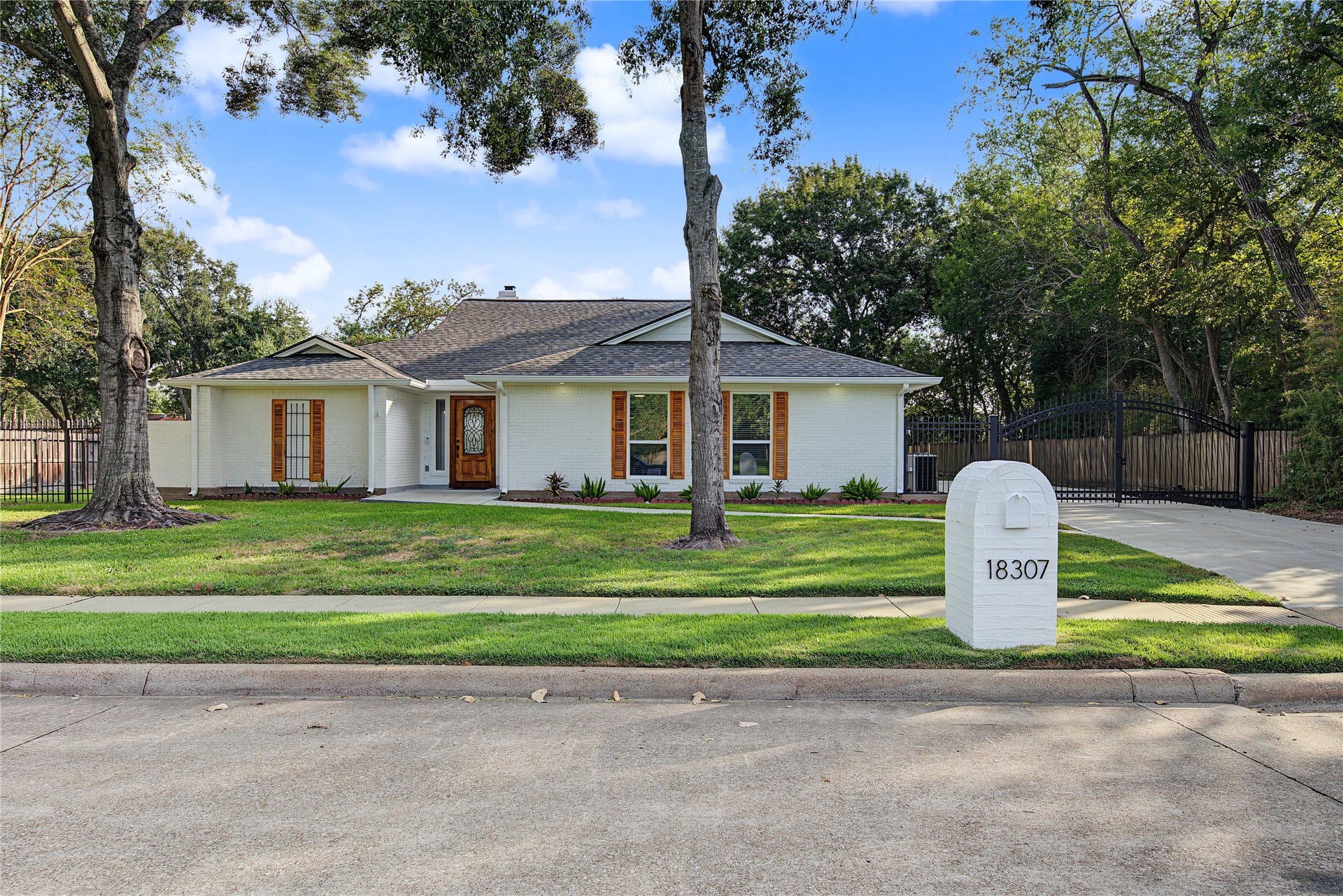 18307 Kings Row, Webster, TX 77058 18307 Kings Row, Webster, TX 77058
