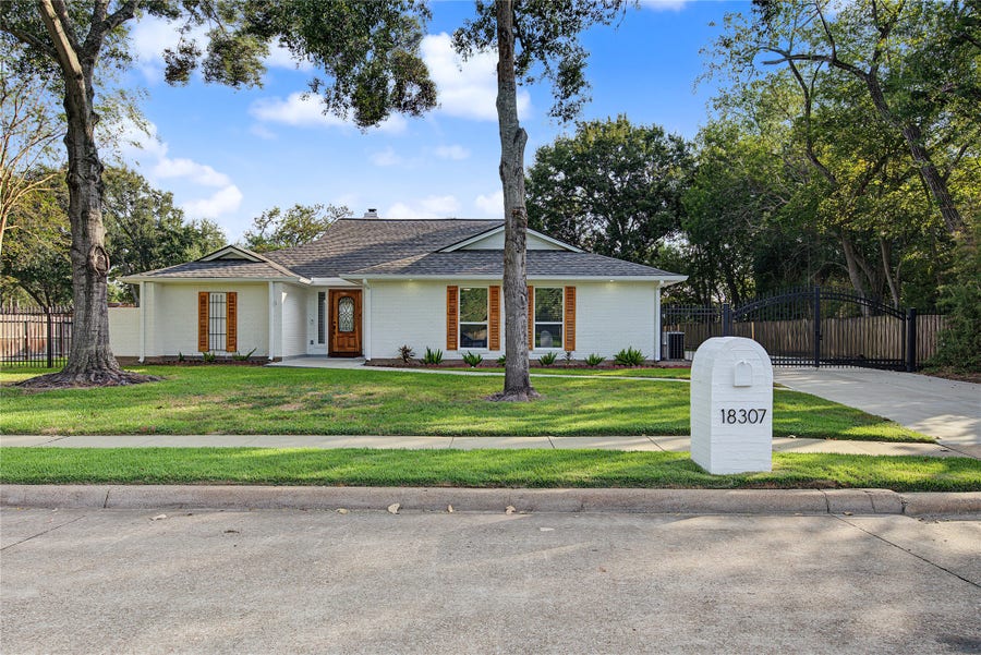 Property photo for 18307 Kings Row, Webster, TX