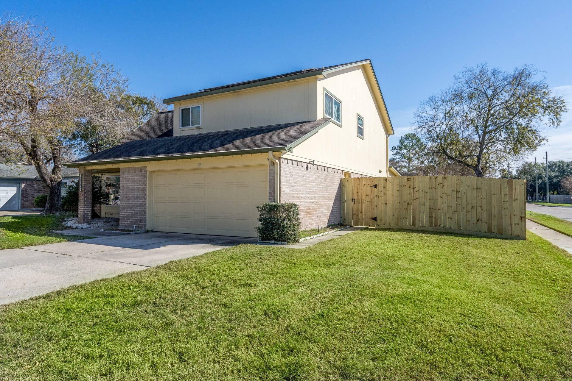 Welcome Home.. 3/2/2.. great starter home. Low e Windows