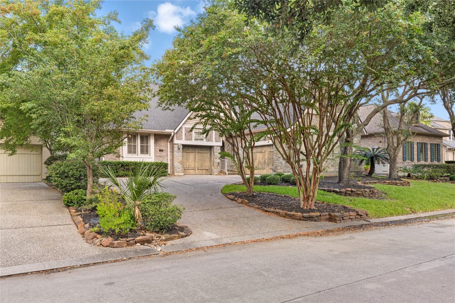 Property photo for 11 Greens Edge Drive, Houston, TX
