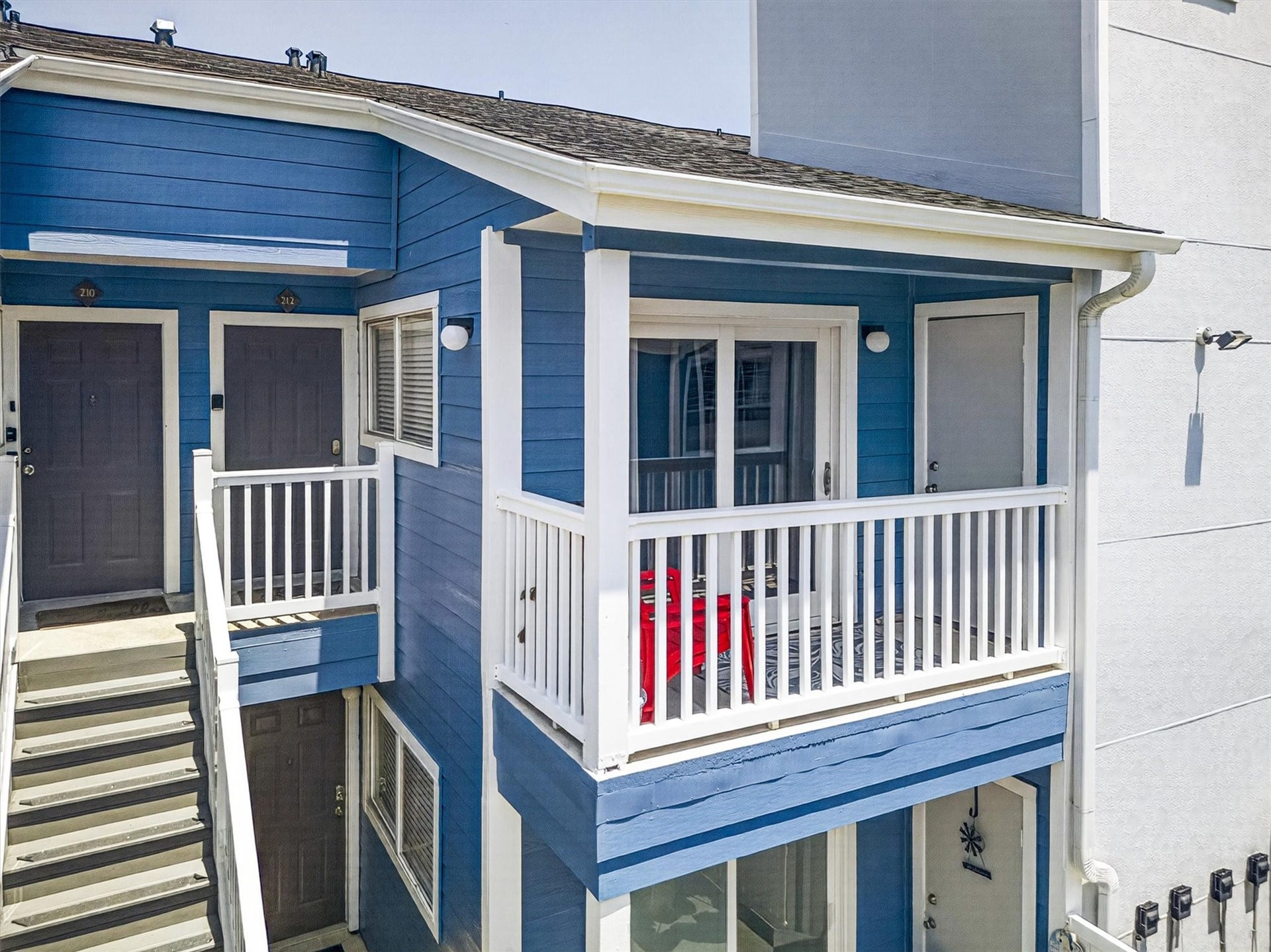 3506 Cove View Boulevard, #212, Galveston, TX 77554 Welcome to 3506 Cove View Boulevard #212, a charming coastal condo located in the sought after Palms at Cove View community in Galveston. This inviting exterior offers private balcony access, classic island architecture, and a convenient location just minutes from the beach, dining, and entertainment.