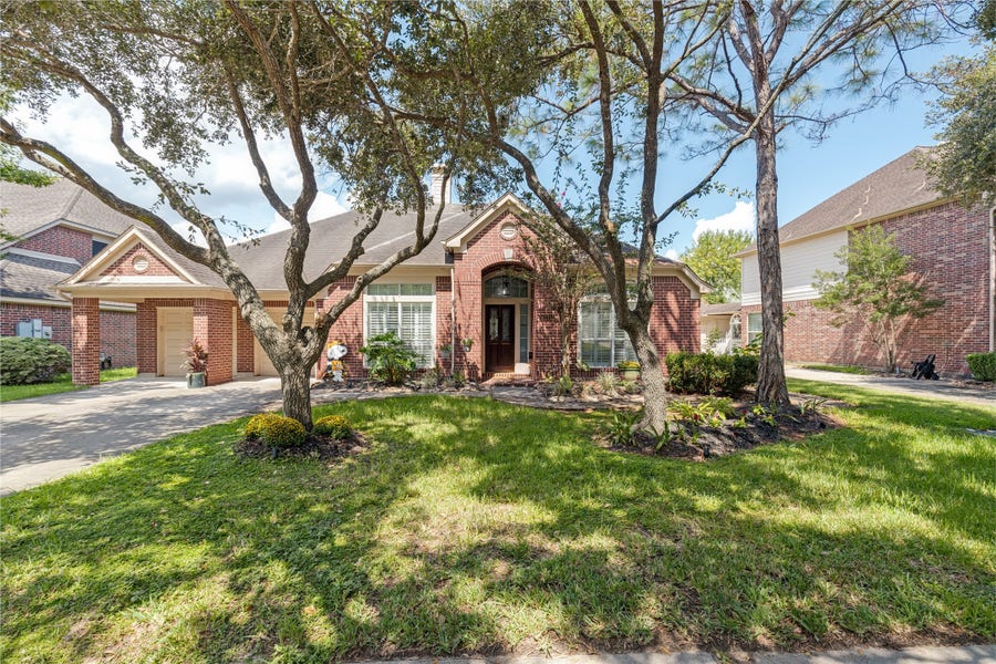 Property photo for 2913 Autumn Creek Drive, Friendswood, TX