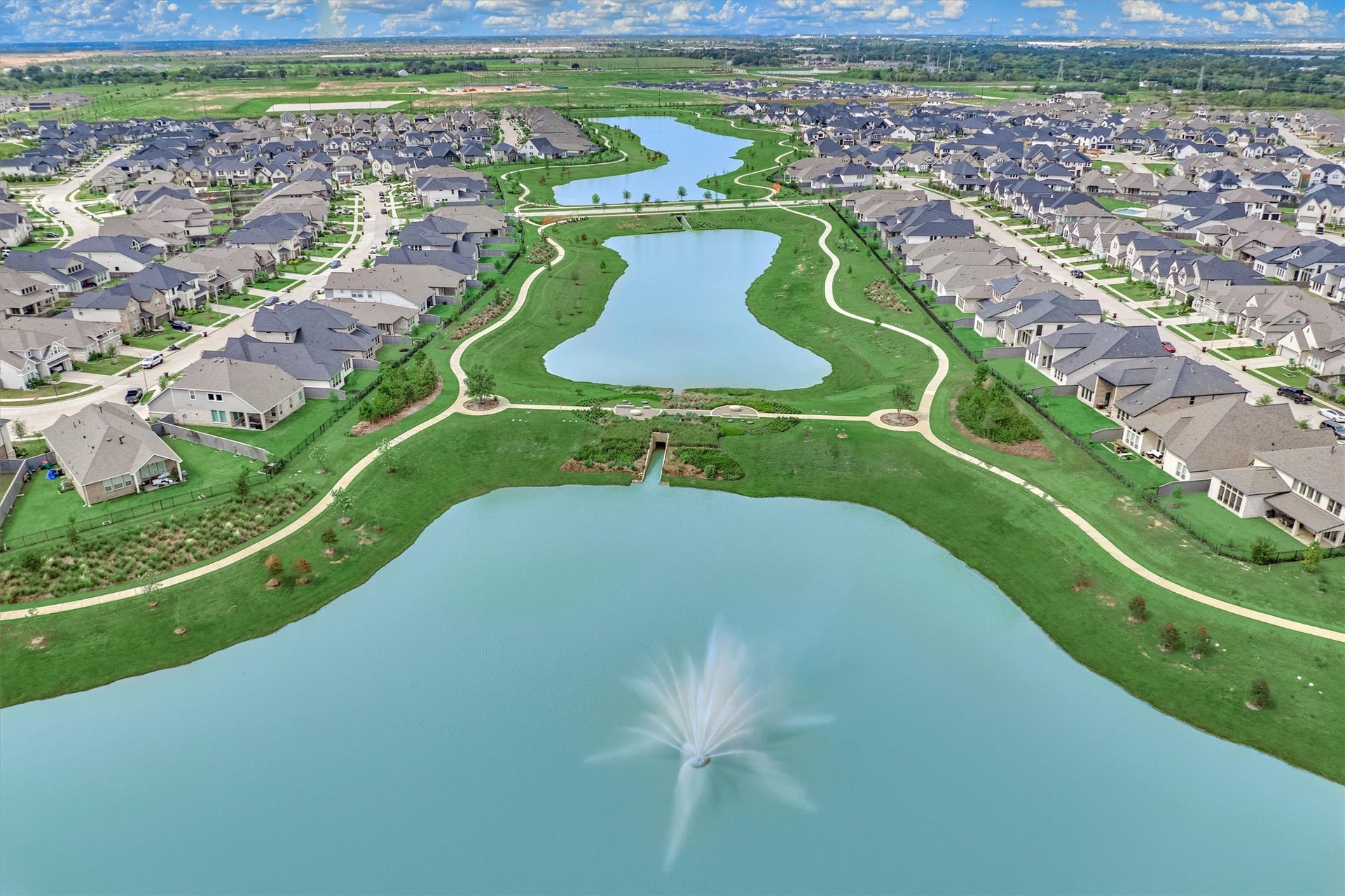 Enjoy the beauty of the outdoors at Jubilee! Scenic walking paths wind alongside peaceful ponds and picturesque water features, creating the perfect setting for morning strolls, evening walks, and everyday relaxation.