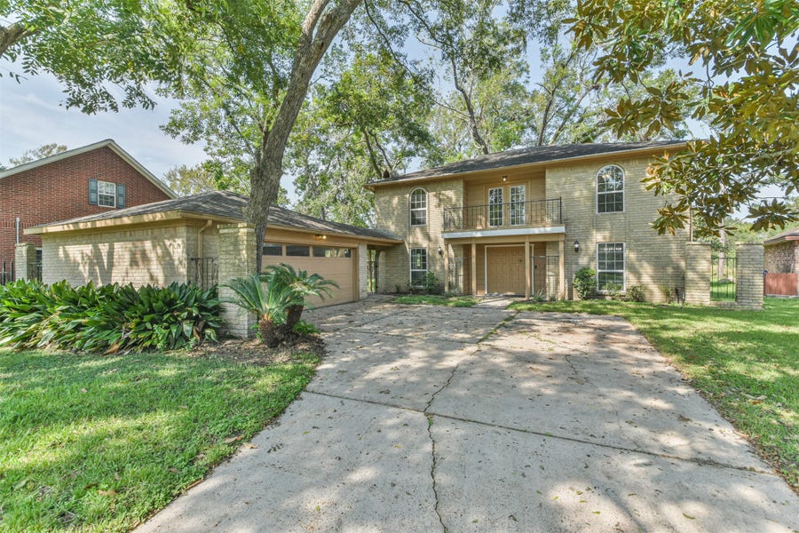 Property photo for 316 Saint Cloud Drive, Friendswood, TX