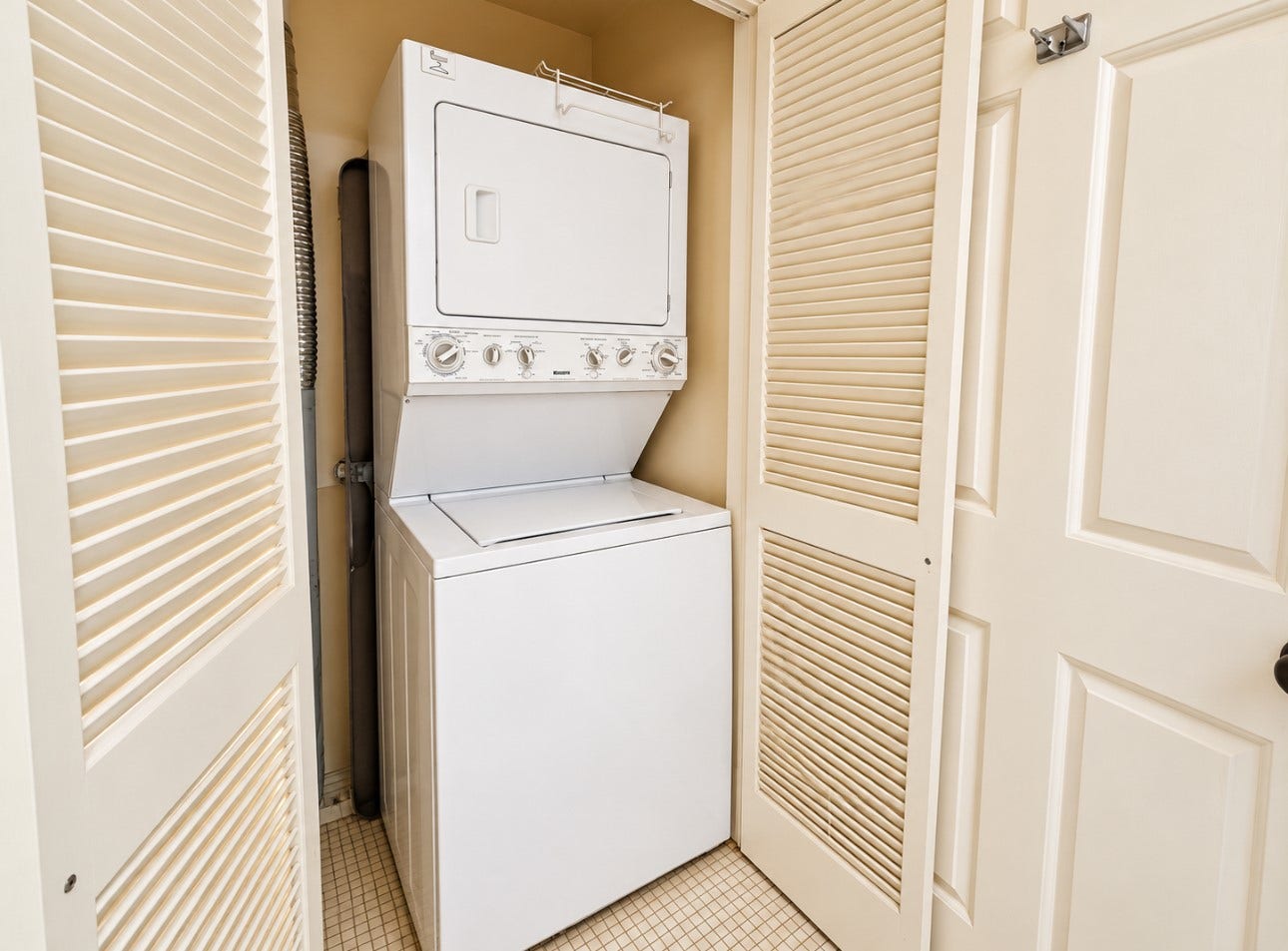 15 Greenway Plaza, #23H, Houston, TX 77046 Stackable washer/ dryer with storagein bathroom
