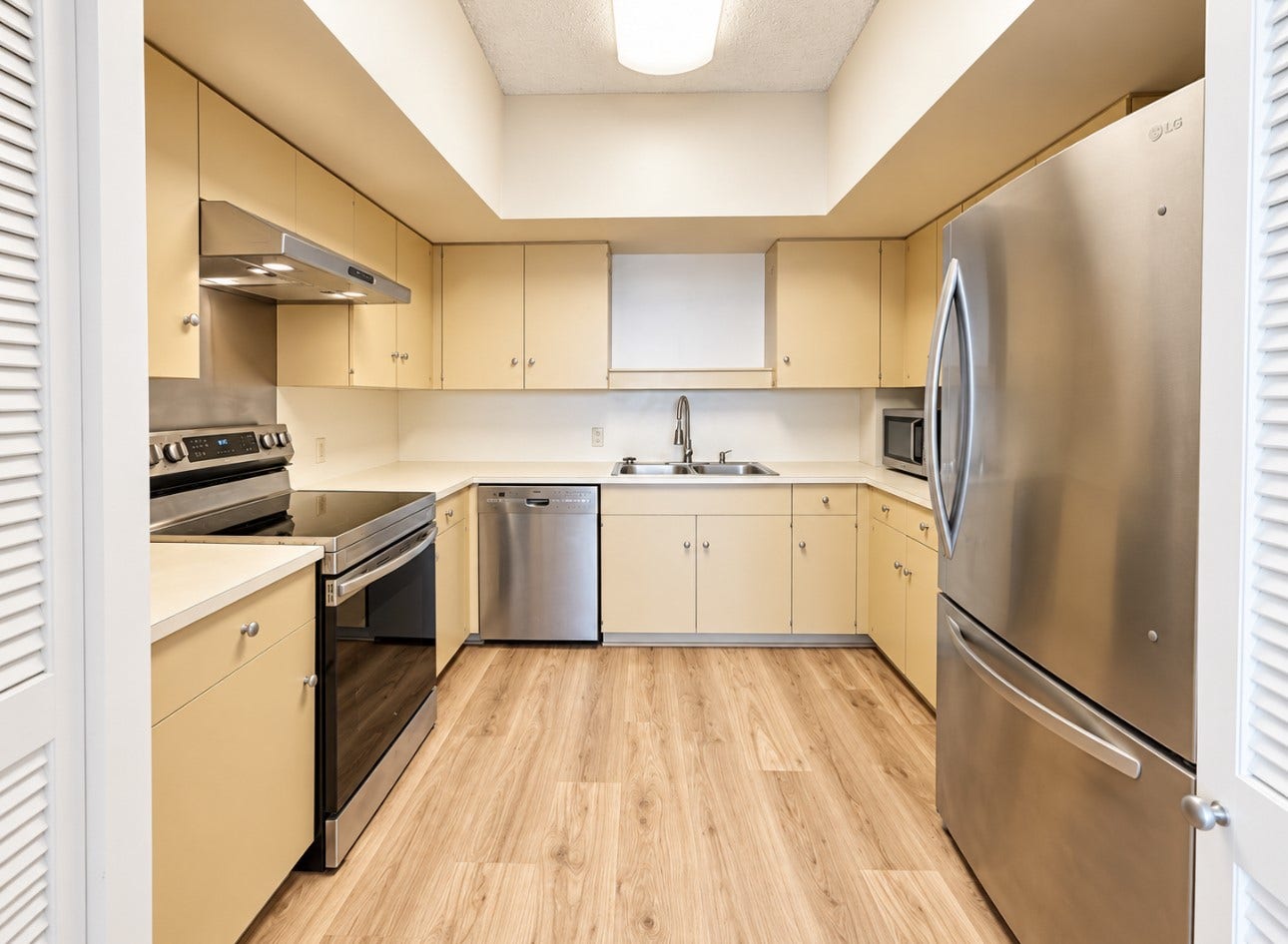 15 Greenway Plaza, #23H, Houston, TX 77046 Kitchen. Stainless steel appliances included. Microwave, stove/ oven, refrigerator.