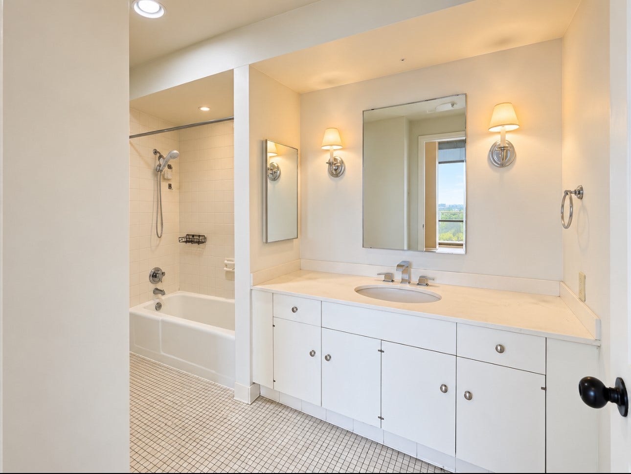 15 Greenway Plaza, #23H, Houston, TX 77046 Primary Bath: standing tub/ shower combo