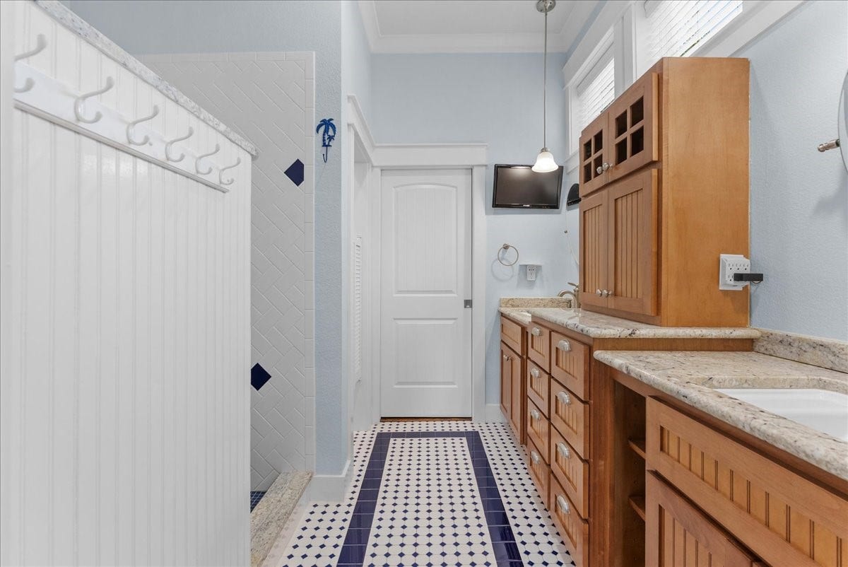 808 Elm Road, Clear Lake Shores, TX 77565 Well-appointed primary bath offers comfort, function and generous space.