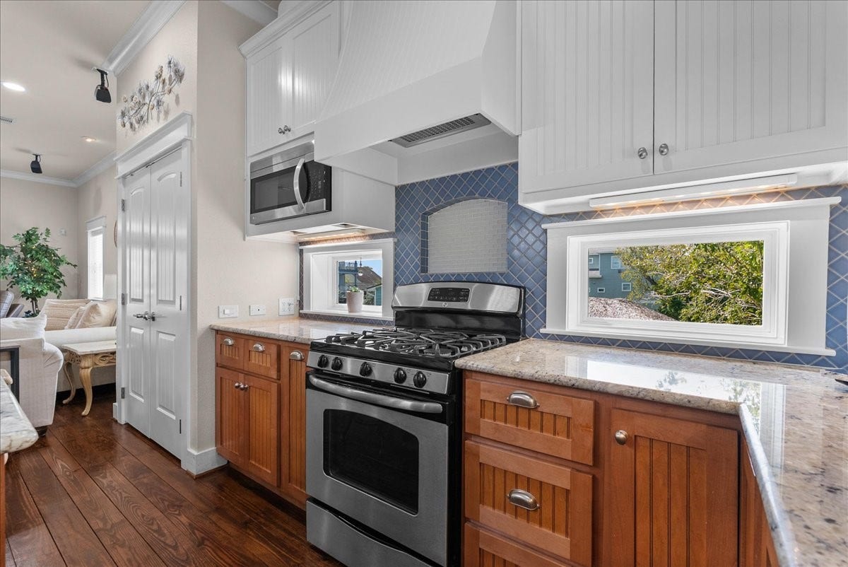 808 Elm Road, Clear Lake Shores, TX 77565 Enjoy an elegant cooking experience
