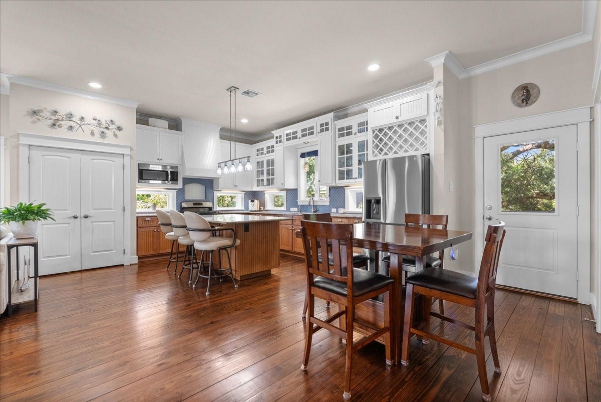 808 Elm Road, Clear Lake Shores, TX 77565 Inviting dining area complements the homes open-concept design.