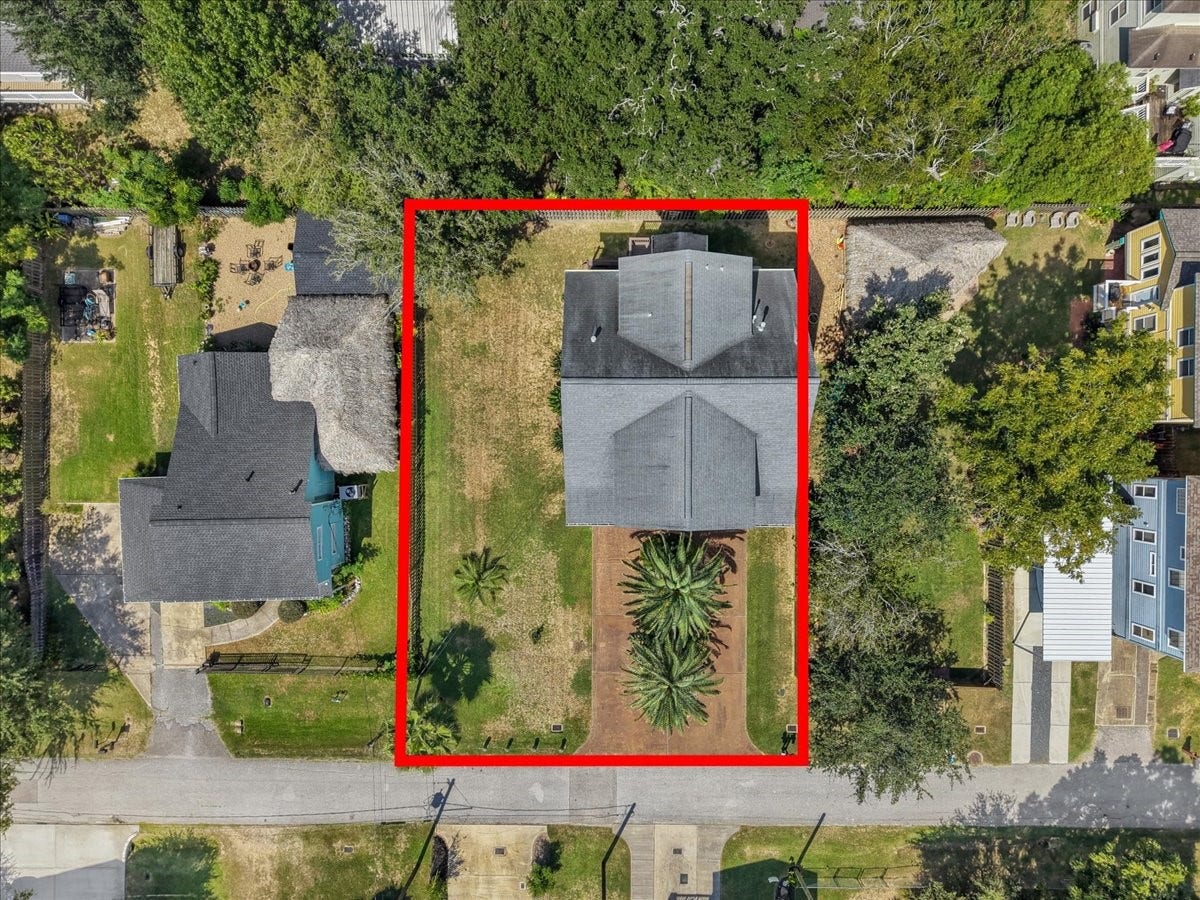 808 Elm Road, Clear Lake Shores, TX 77565 Ariel view showing the large 8,000 sqft yard