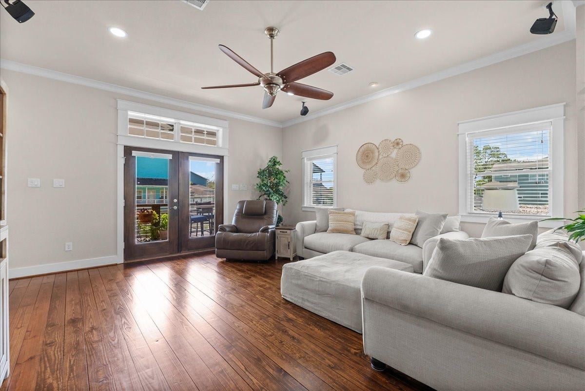808 Elm Road, Clear Lake Shores, TX 77565 Natural light fills the living room with double doors to the covered patio