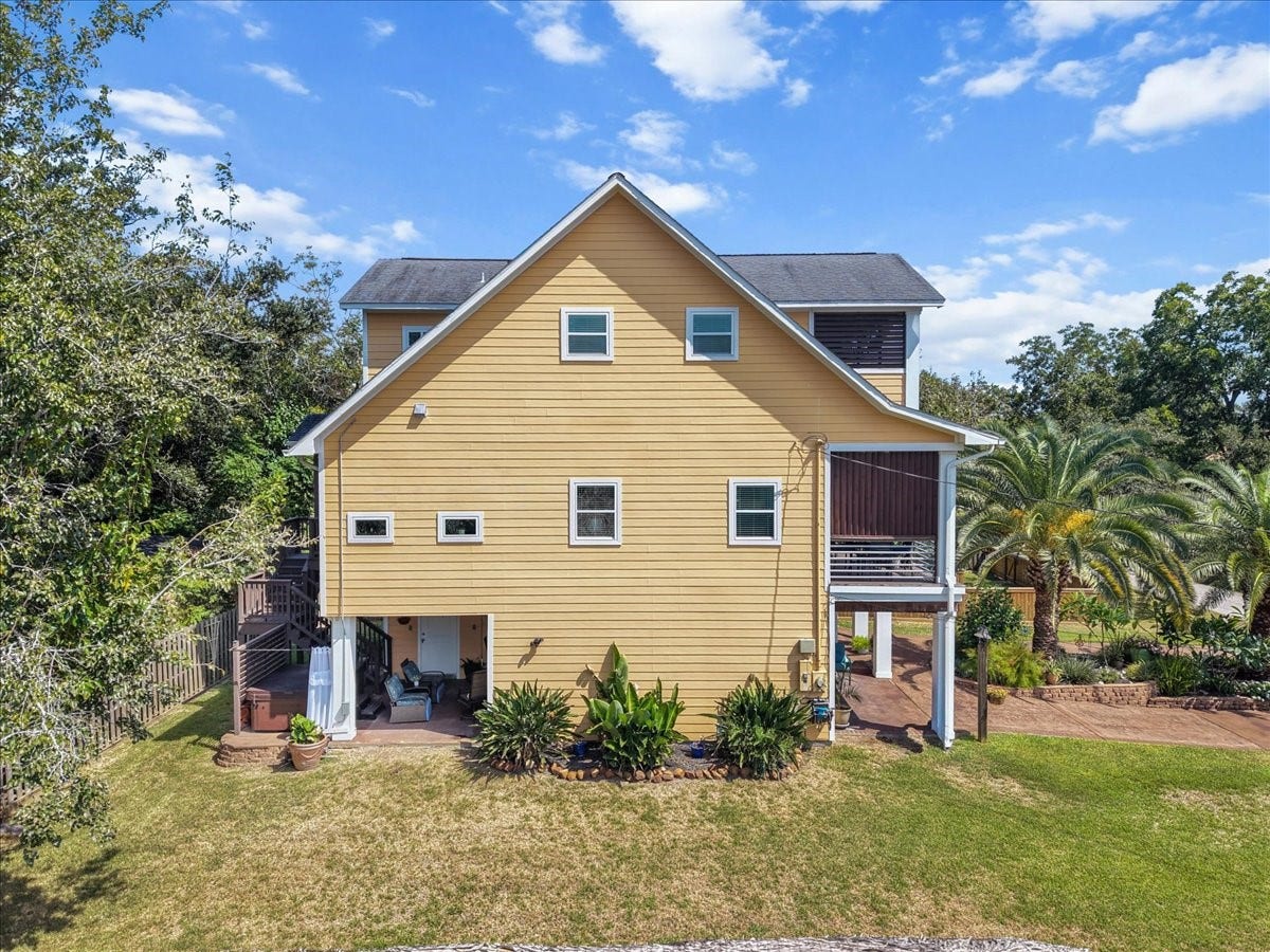 808 Elm Road, Clear Lake Shores, TX 77565 Side view showcases the additional 4,000 sq. ft. yard, offering exceptional outdoor space and endless possibilities, perfect for an outdoor kitchen and tropical pool.